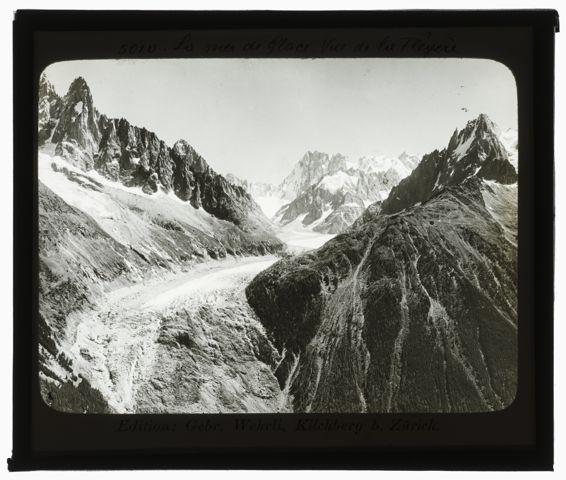 Verschneiter Berggipfel mit einem Gletscher