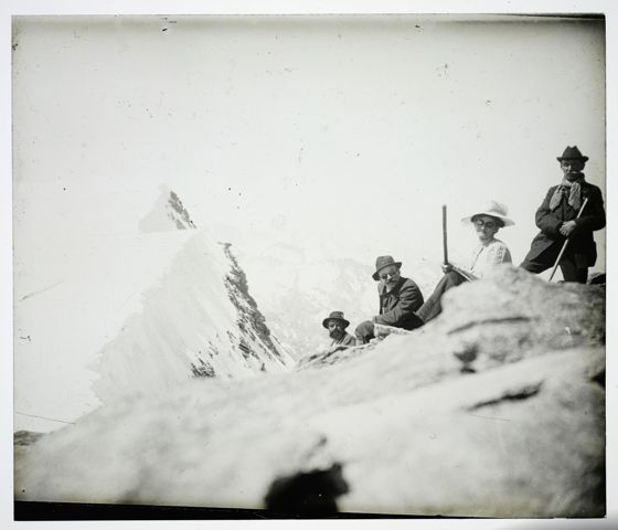 Eine Gruppe Bergsteiger auf einem verschneiten Gipfel