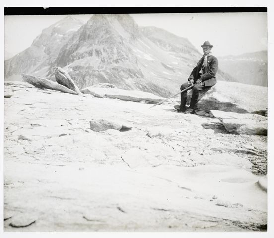 Ein Bergsteiger auf einem Berggipfel