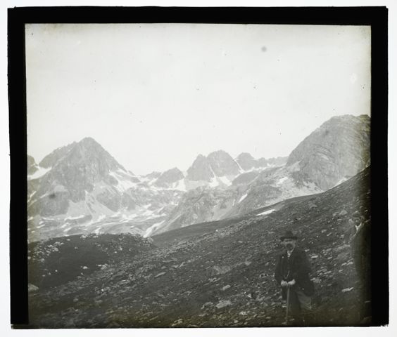 Zwei Bergsteiger vor einem markanten Berggipfel