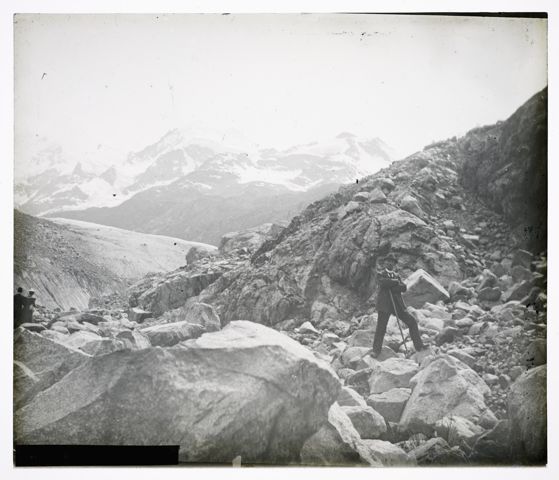 Ein Bergsteiger vor einem markanten Berggipfel