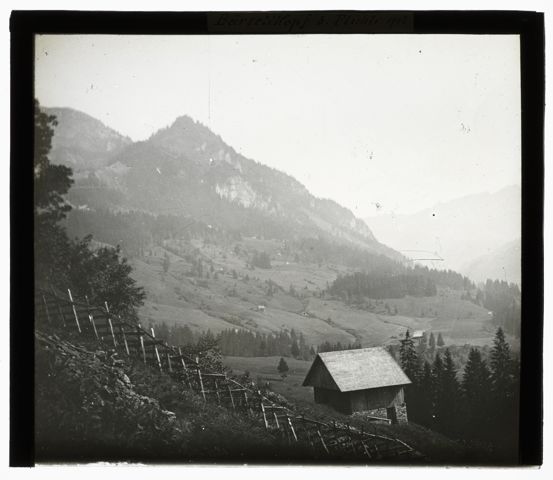 Ein Tal mit einen markanten Berggipfel