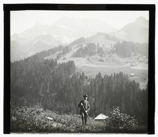Joseph Maria Weber-Strebel vor einem bewaldetem Tal