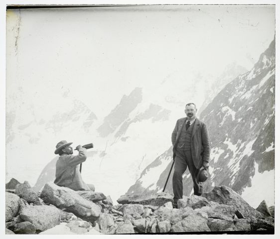 Zwei Bergsteiger vor einem markanten Berggipfel