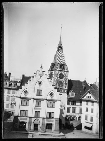 Unterer Kolinplatz mit dem Zytturm im Hintergrund