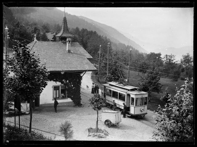 Ein Tram der Zuger Berg- und Strassenbahn bei der Endstation.