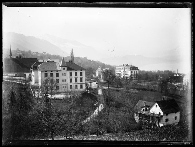 Das Kloster Maria Opferung und im Hintergrund das Kollegium St. Michael