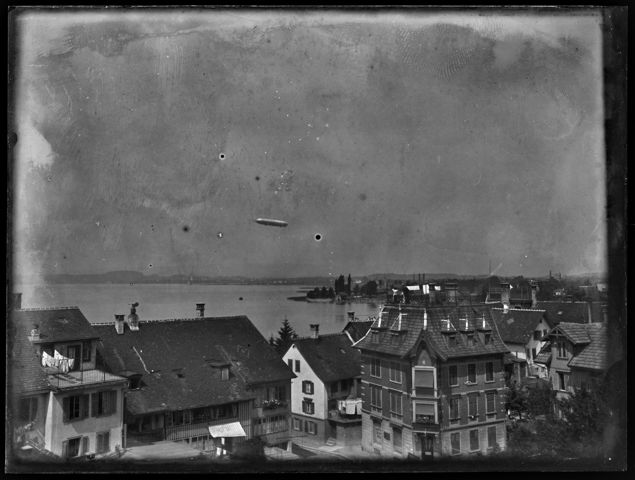 Zeppelin über der Stadt Zug