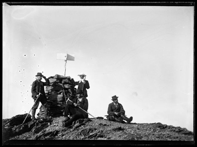 Eine Gruppe Bergsteiger auf dem Gipfel