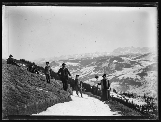 Mehrere Personen vor einem Bergpanorama