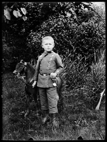 Portrait eines kleinen Jungen in Uniform