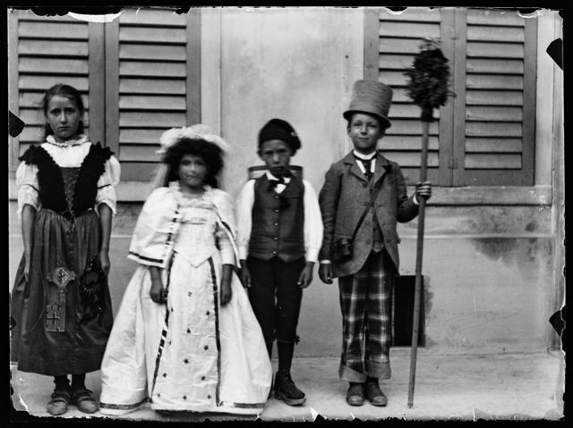 Vier Kinder in Kostümen