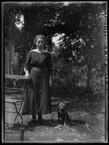 Eine junge Frau mit einem Hund