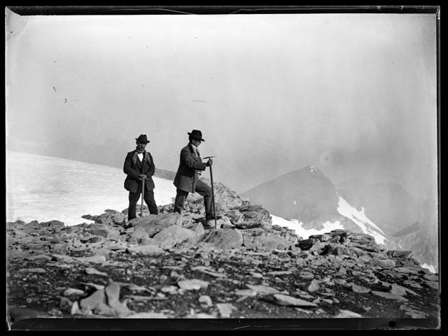 Zwei Bergsteiger auf dem Gipfel des Titlis