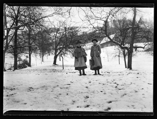 Zwei Mädchen in einer verschneiten Wiese