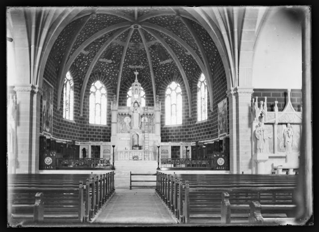 Inneres und Umgebung um die neugebaute Kirche St. Michael 01