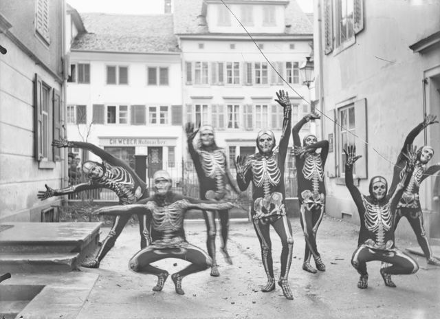 Gruppe in Skelett-Kostümen
