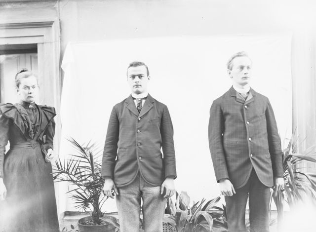 Portrait von drei jungen Personen