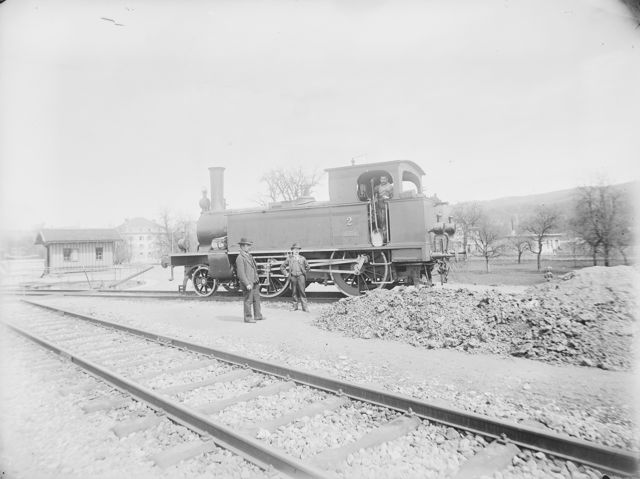 Eine Lokomotive beim 2. Bahnhof von Zug