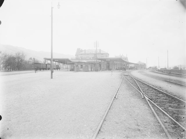 Lokomotive beim Bahnhof Zug