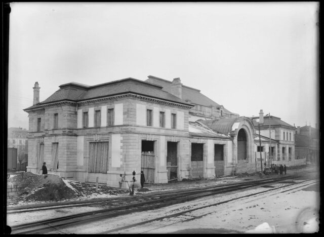Vue extérieure de la gare de La Chaux-de-Fonds en travaux