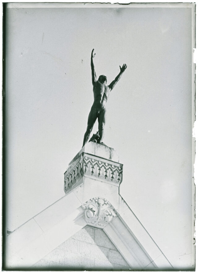 Plan serré sur la statue surplombant le toit du crématoire de La Chaux-de-Fonds