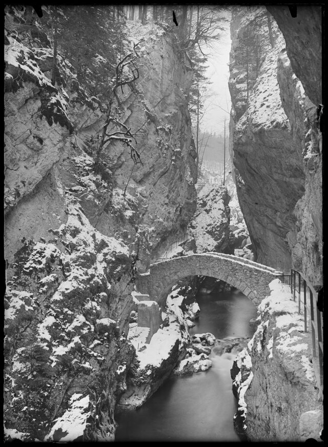 Vue extérieure du pont du Saut de Brot dans les gorges de l'Areuse