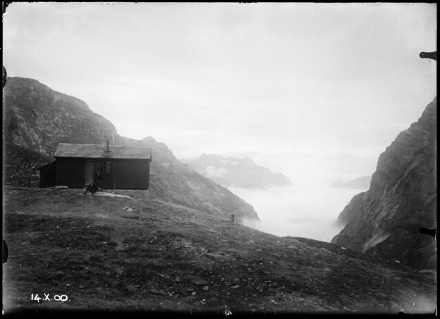Vue extérieure d'un abri de montagne