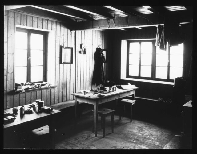 Vue intérieure de la cabane de montagne Windgalle