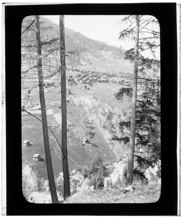 Vue extérieure d'un village de montagne