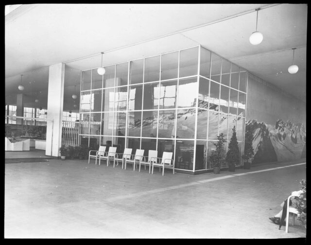 Vue intérieure de l'exposition internationale de Liège en 1930