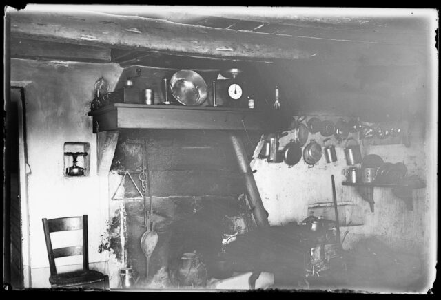 Vue intérieure d'une ancienne cheminée