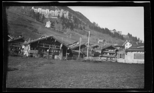 Vue sur Leysin avec le sanatorium du Mont-Blanc et Grand-Hôtel à l'arrière-plan