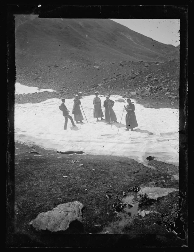Vue d'un groupe de marcheurs dans la neige