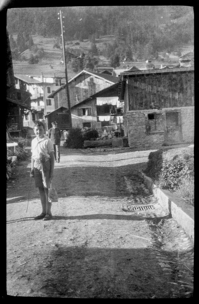 Vue d'un enfant dans une rue