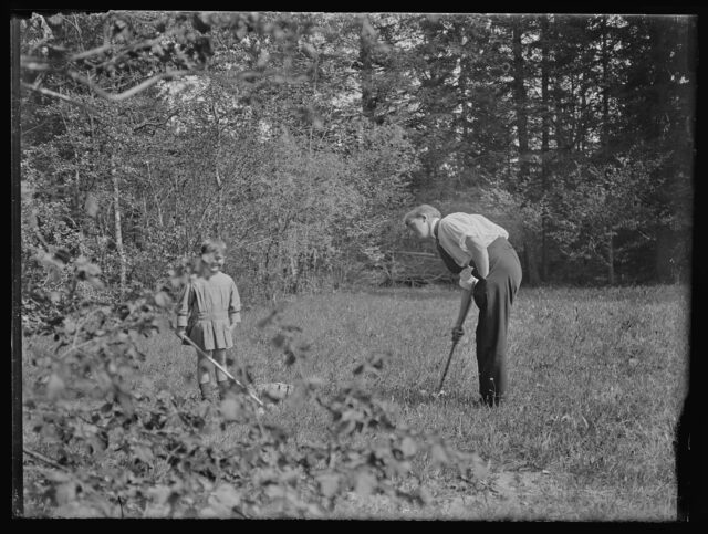 Portrait d'un enfant et d'un jeune homme dans un champ
