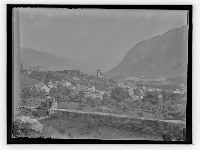 Vue d'un village avec château