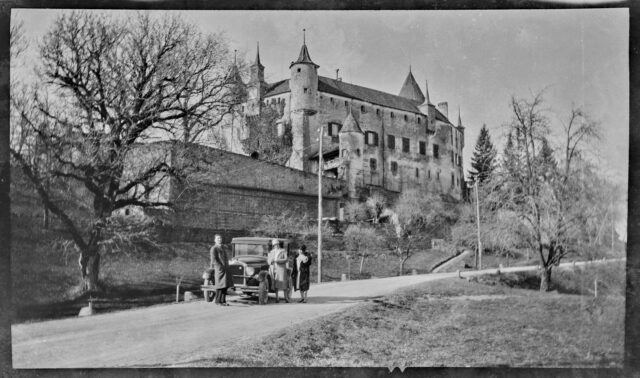 Vue sur le château de Lucens