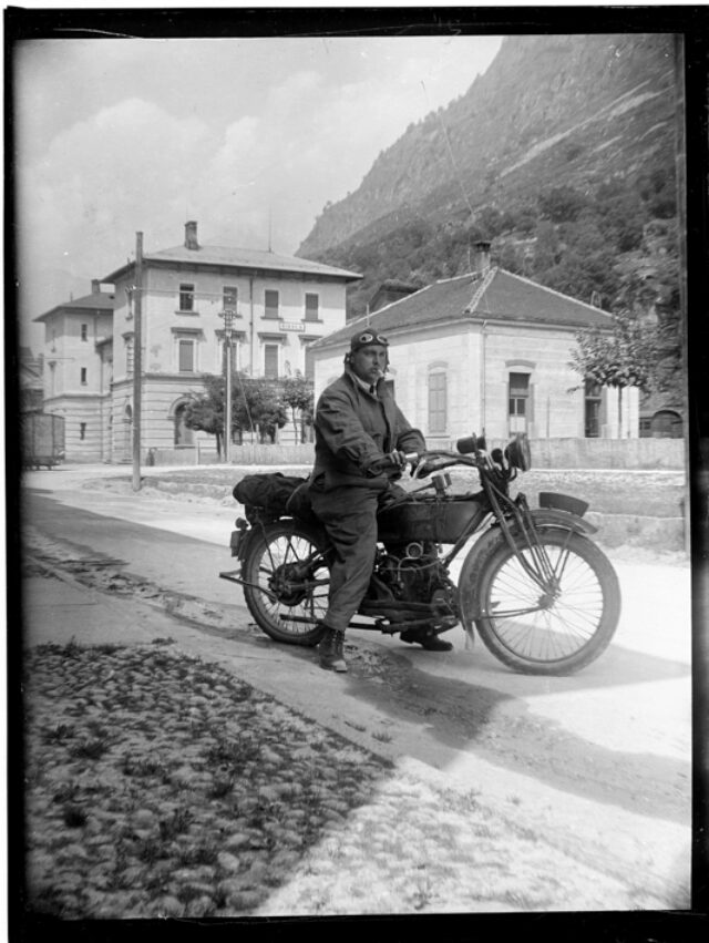 Ritratto di un uomo sulla motocicletta