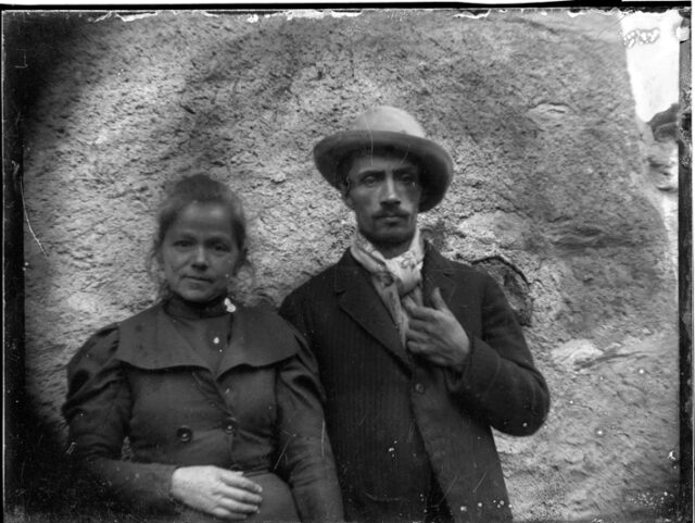 Ritratto di una coppia davanti a un sasso