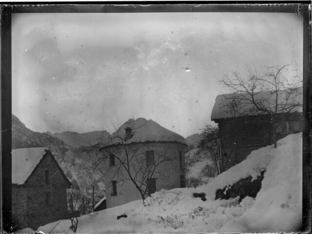 Casserio sotto la neve