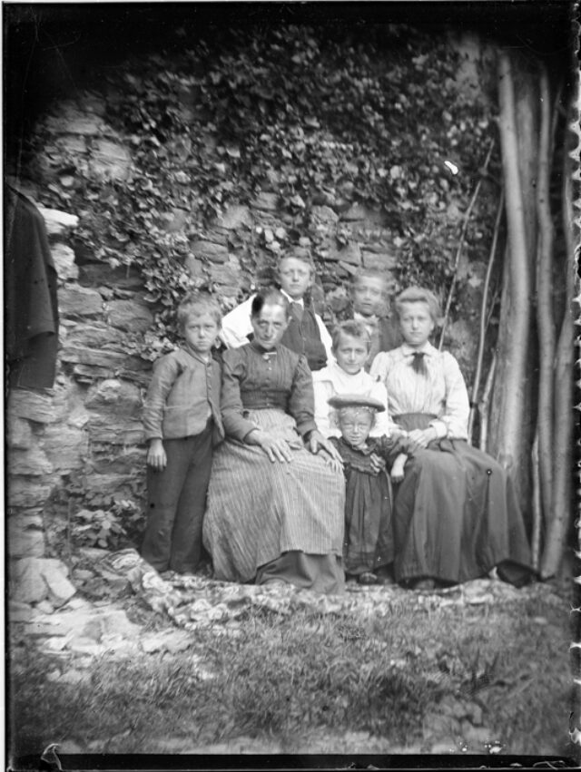 Famiglia di Roberto Donetta a Casserio; Saul il bambino col berretto, Linda la moglie la seconda da sinistra, Giuseppina l'ultima da sinistra