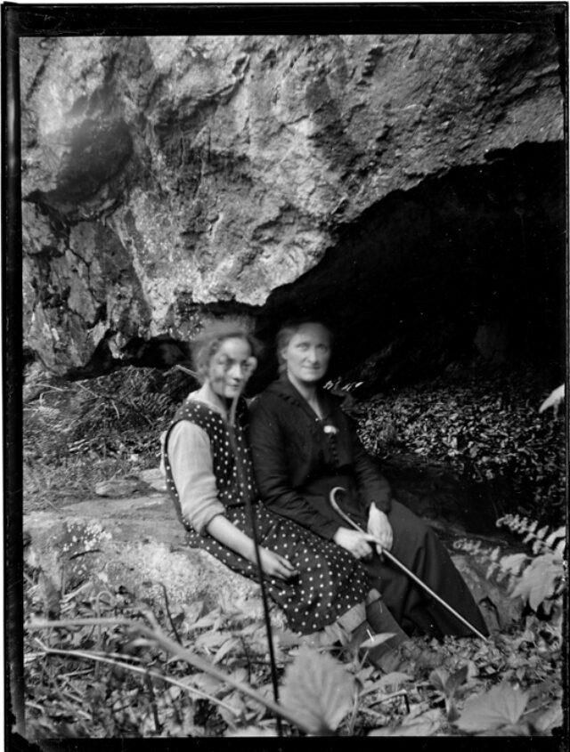 Sibilla e Irene Donetta sedute davanti ad una grotta detta la tana da la croisca