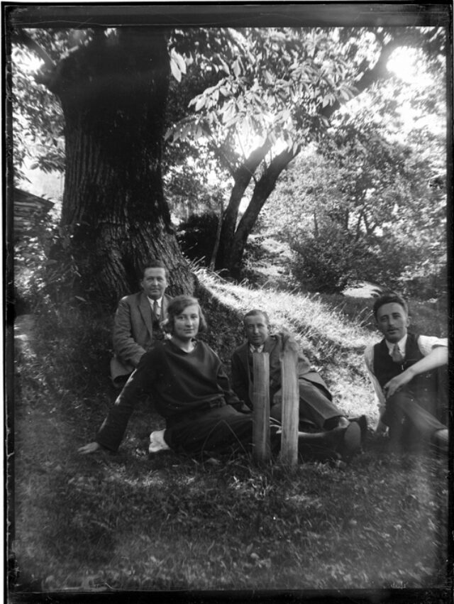 Famiglia Bozzini seduta all'ombra sotto un albero, da sinistra Angelo, Eugenia, Aurelio e Giuseppe(Pep), a Pianizz
