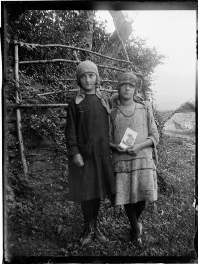 Due bambine con foulard in testa in piedi all'aperto a Casserio, a sinistra Ada Lironi