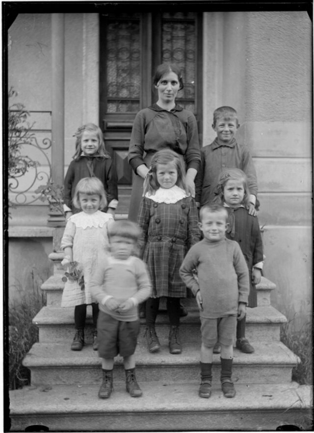 Donna con bambini davanti alla casa Veglio a Corzoneso Piano