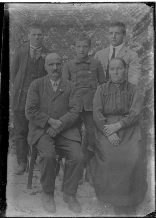 Famiglia Tommaso Gianora; da sinistra Ugo, Tommaso, Raffaele, moglie e Angelo