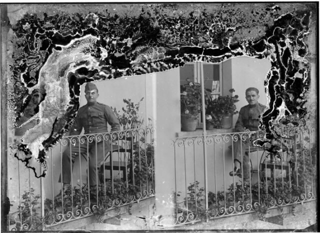 Doppio ritratto con due soggetti in divisa militare sul balcone di una casa a Comprovasco: a sinistra Giovanni Bozzini, a destra Corazzini (?)