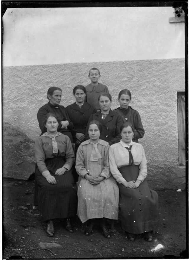 Famiglia Davide Bozzini; da sinistra: seduti Rosina, Maria, Adelina; in piedi la madre Rosa, Faustina, Angiolina, Rachele e dietro Davide