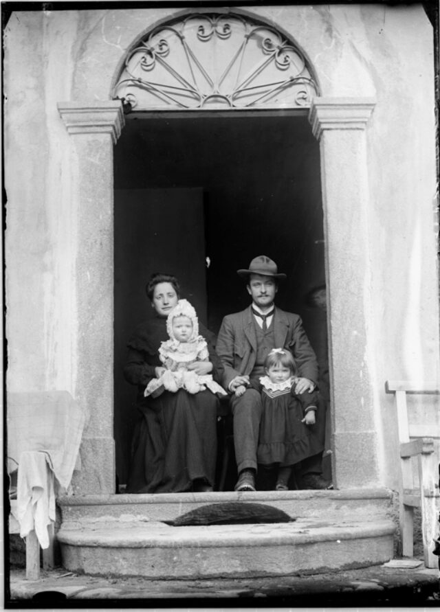 Francesco Veglio e moglie Rosa Bruni con le figlie Vittorina e Maria, a Cumiasca
